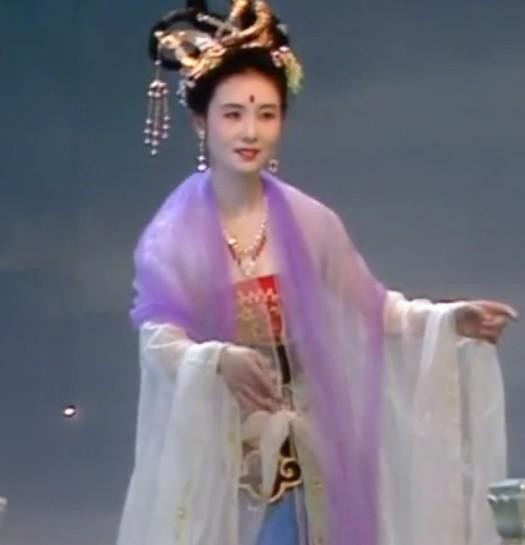 Khâu Bội Ninh trong vai Hằng Nga.